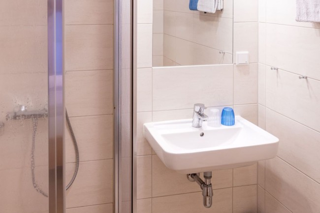 Badezimmer mit Dusche und Waschbecken