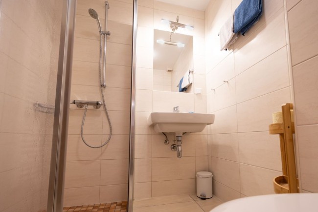Badezimmer mit Dusche, WC und Waschbecken