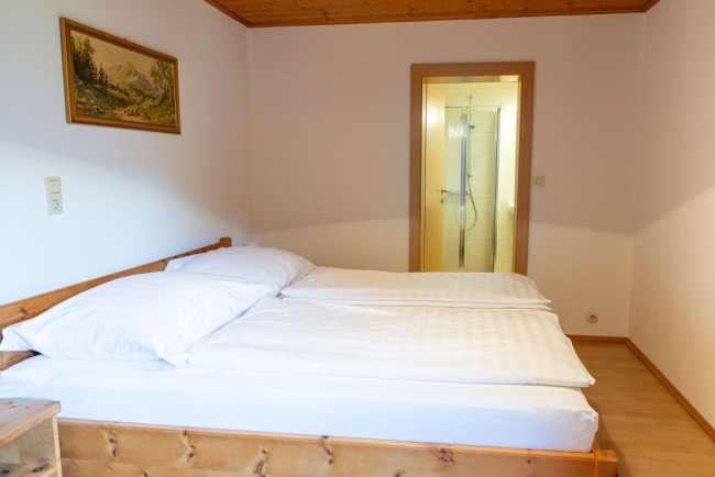 Schlafzimmer mit Doppelbett