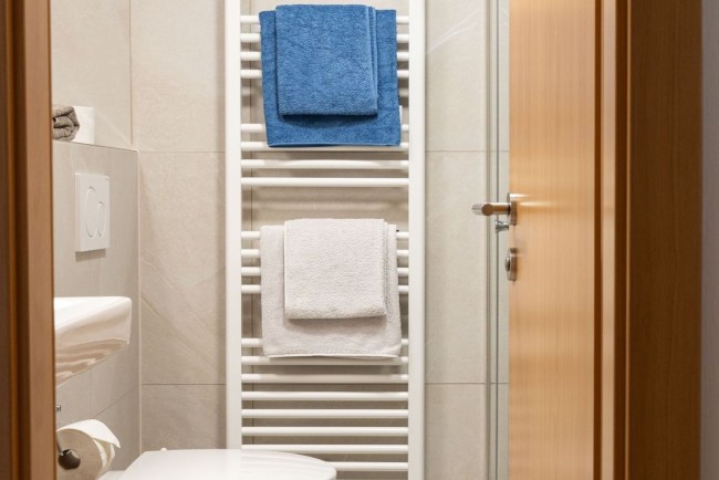Badezimmer mit Handtuchw&auml;rmer