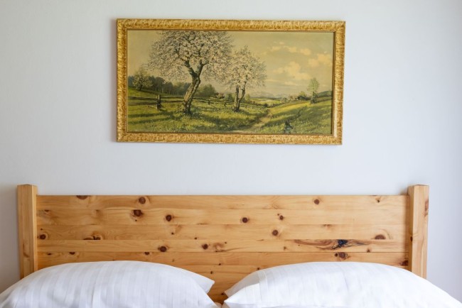 Schlafzimmer mit L&auml;rchenholz