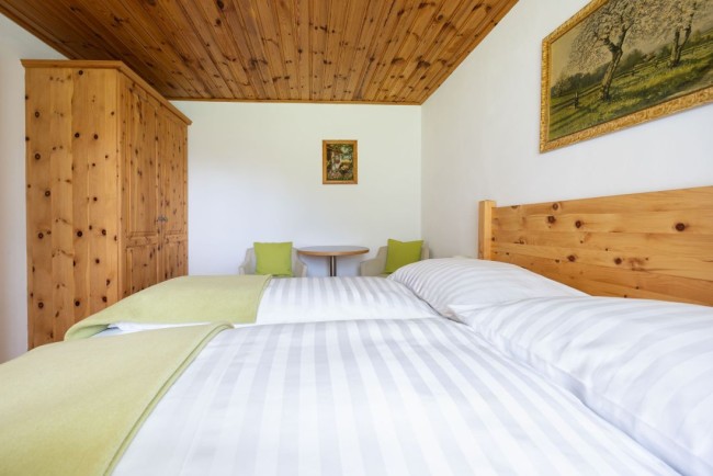 Schlafzimmer mit L&auml;rchenholz