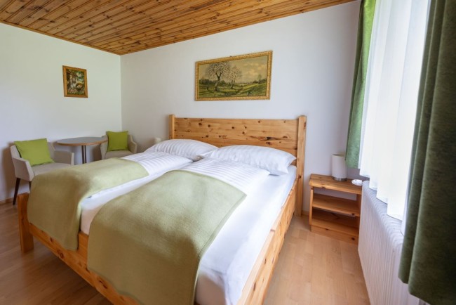 Schlafzimmer mit L&auml;rchenholz