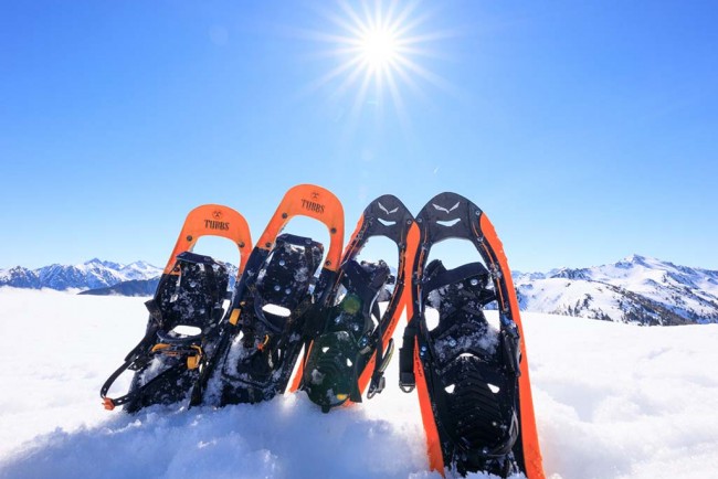 Schneeschuhe zum Wandern stecken im Schnee